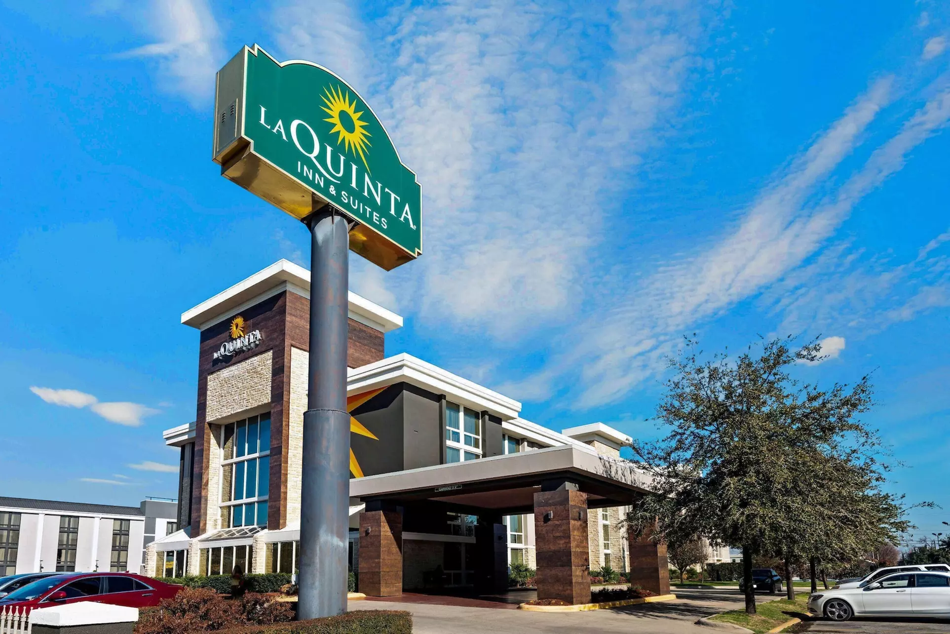 La Quinta Inn & Suites by Wyndham Dallas I-35 Walnut Hill Ln - Primary Image