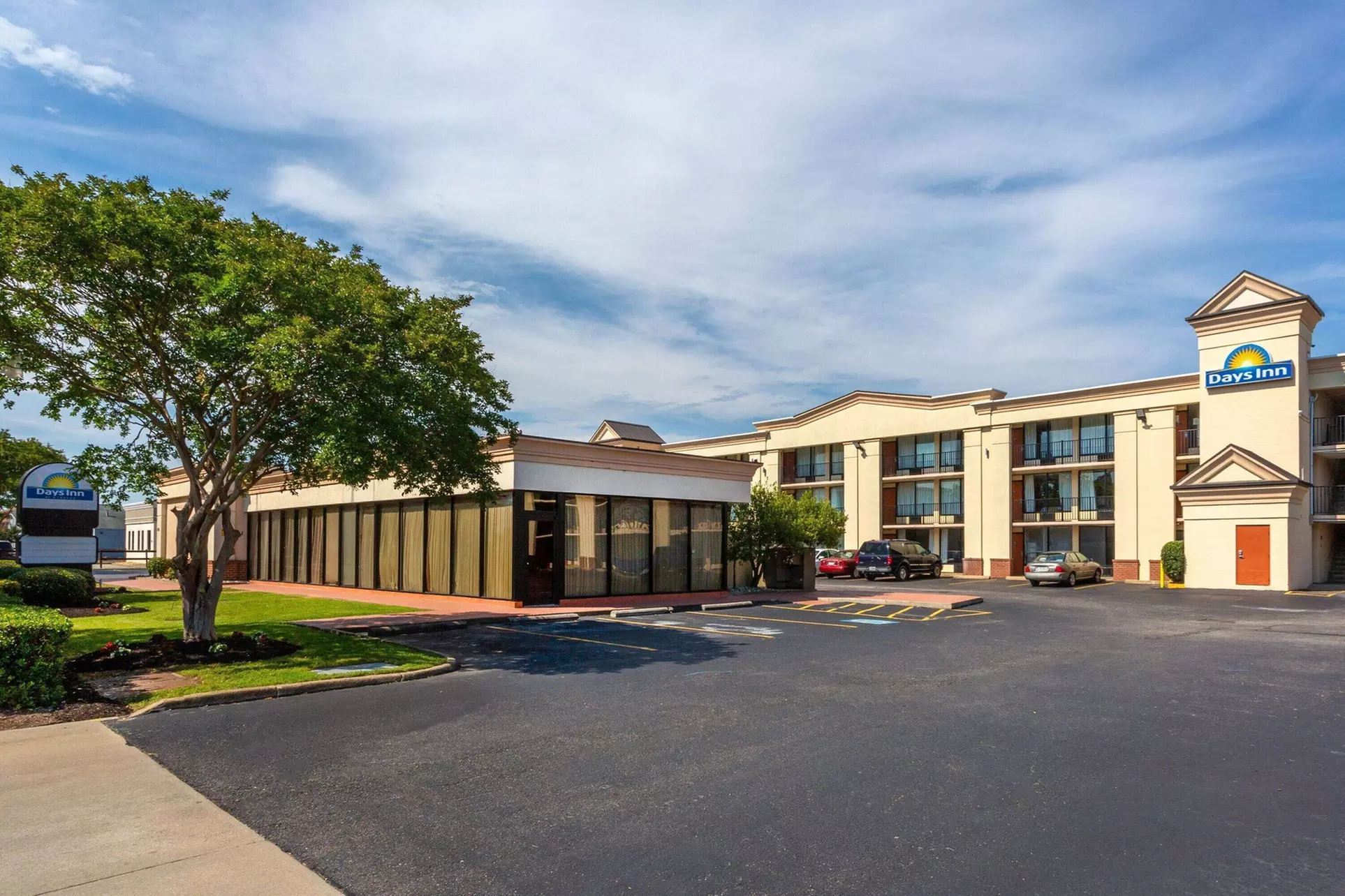 Days Inn by Wyndham Hampton Near Coliseum Convention Center - Primary Image