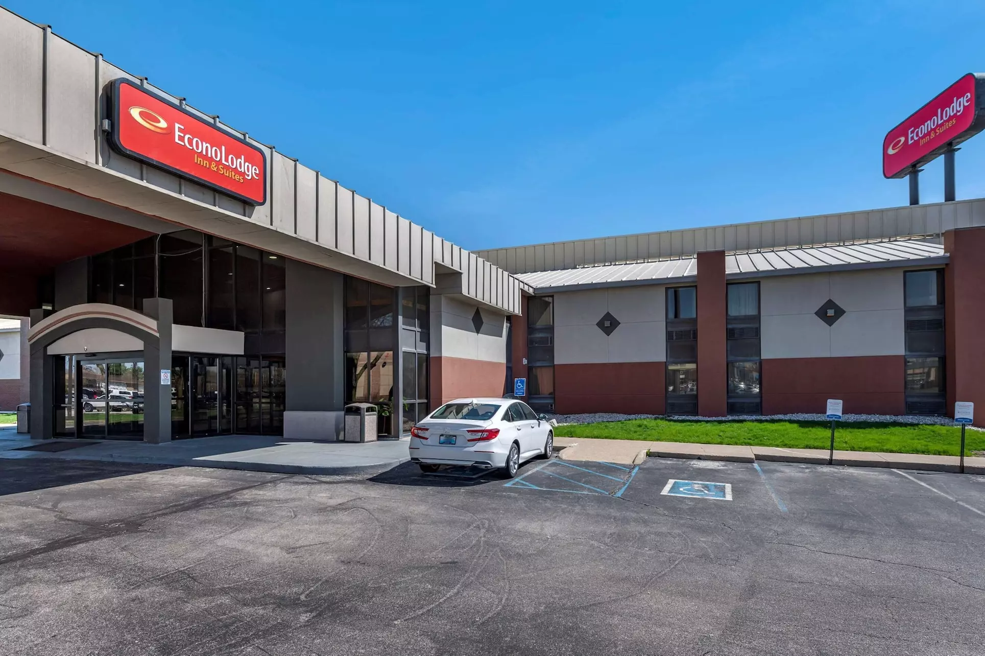 Econo Lodge Inn & Suites - Primary Image