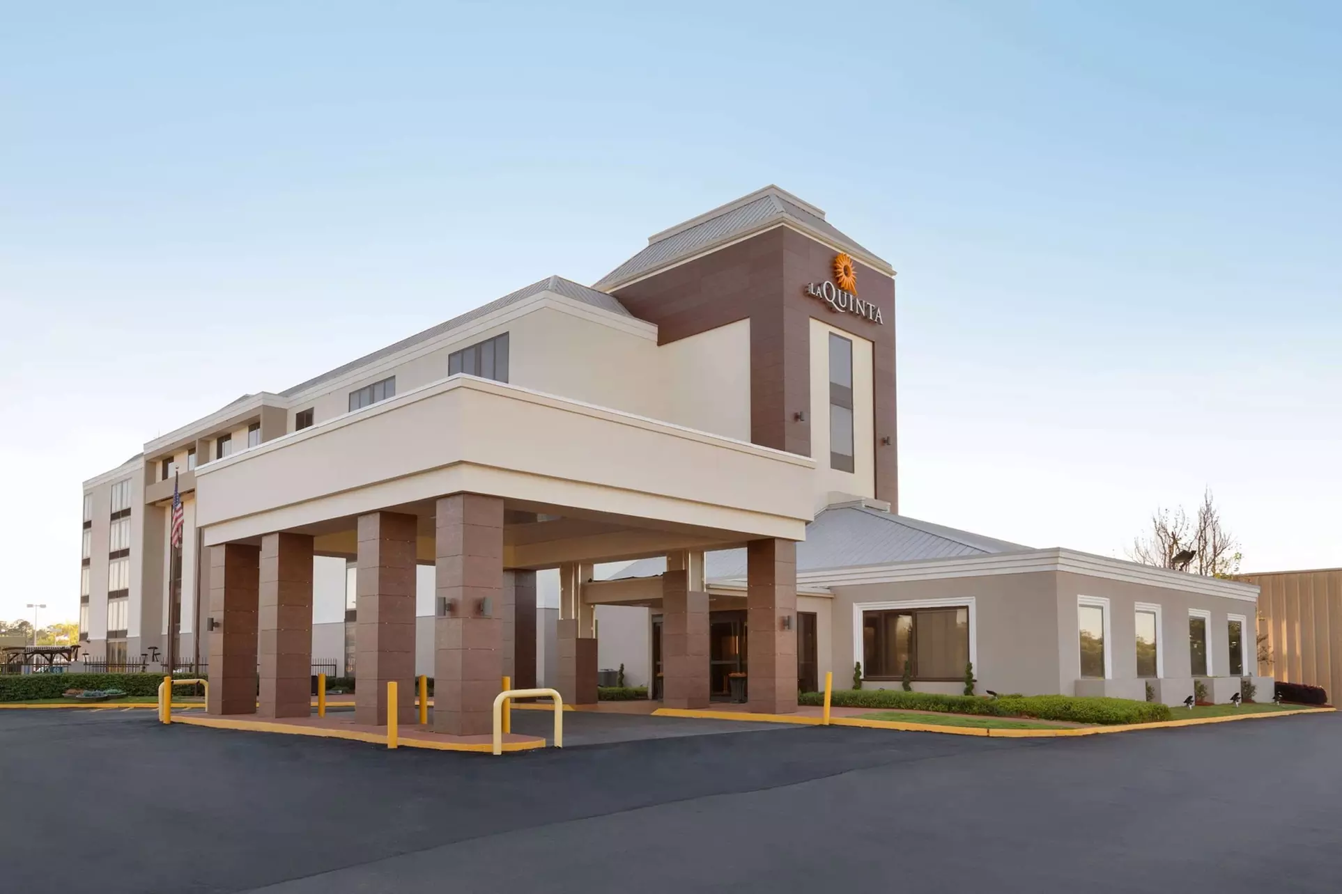 La Quinta Inn & Suites by Wyndham Dothan - Primary Image