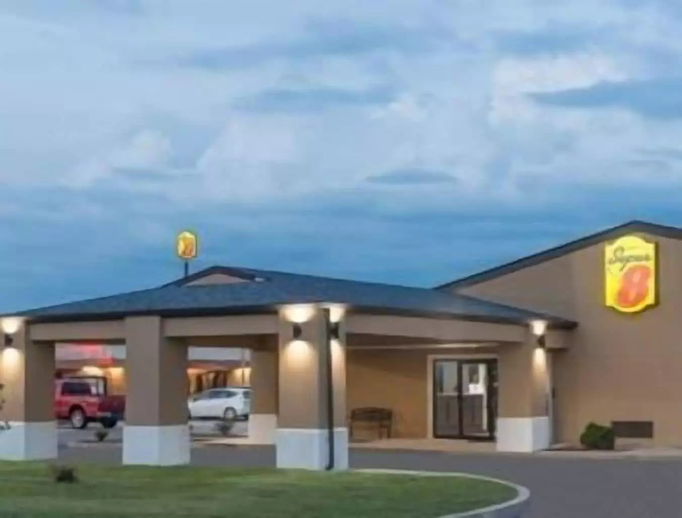Super 8 by Wyndham Charleston/Sikeston East MO - Primary Image