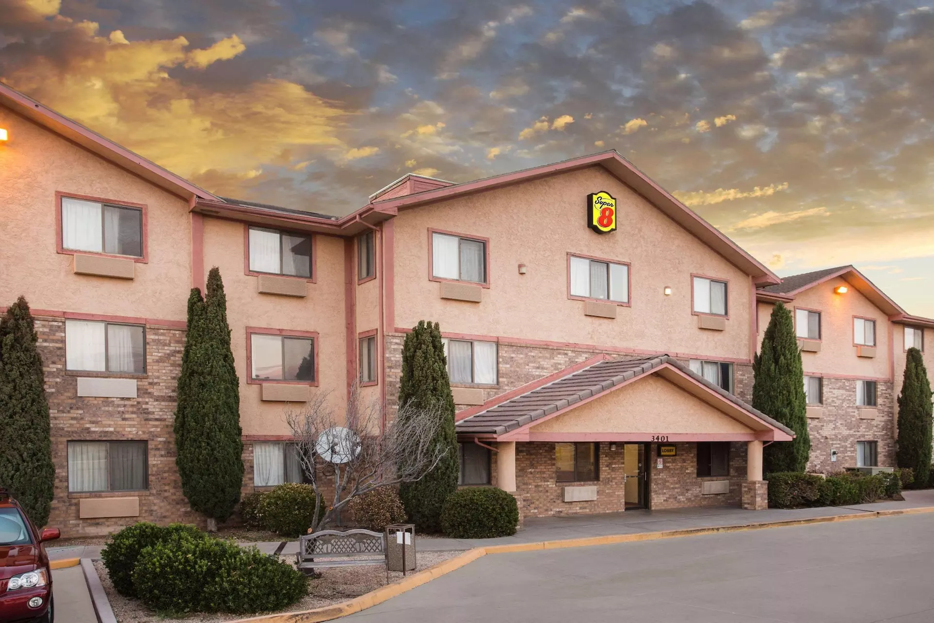 Super 8 by Wyndham Kingman - Primary Image