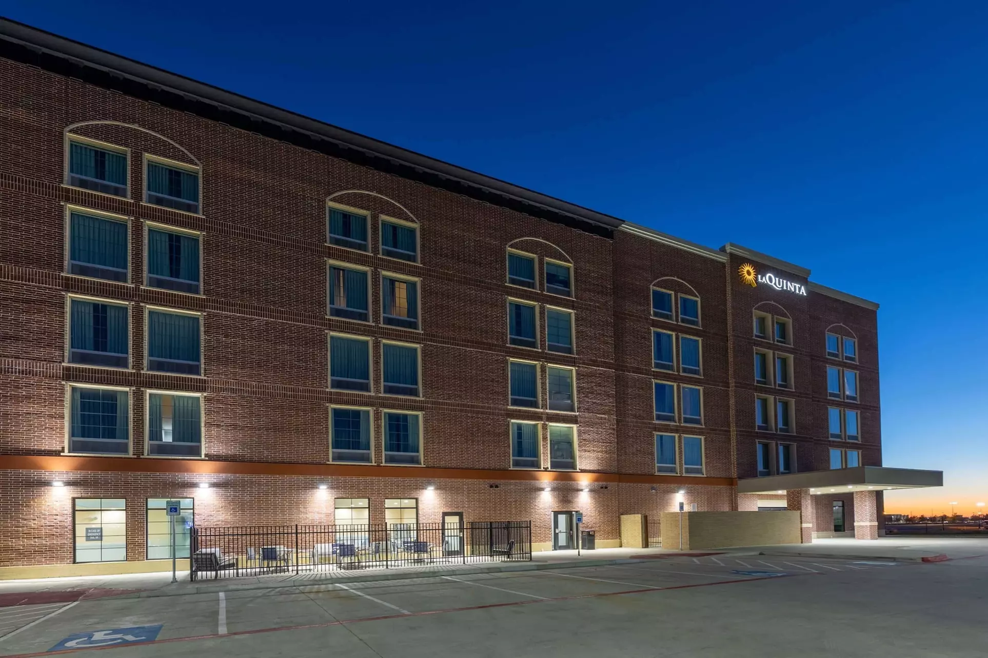 La Quinta Inn & Suites by Wyndham Dallas - Frisco Stadium - Primary Image