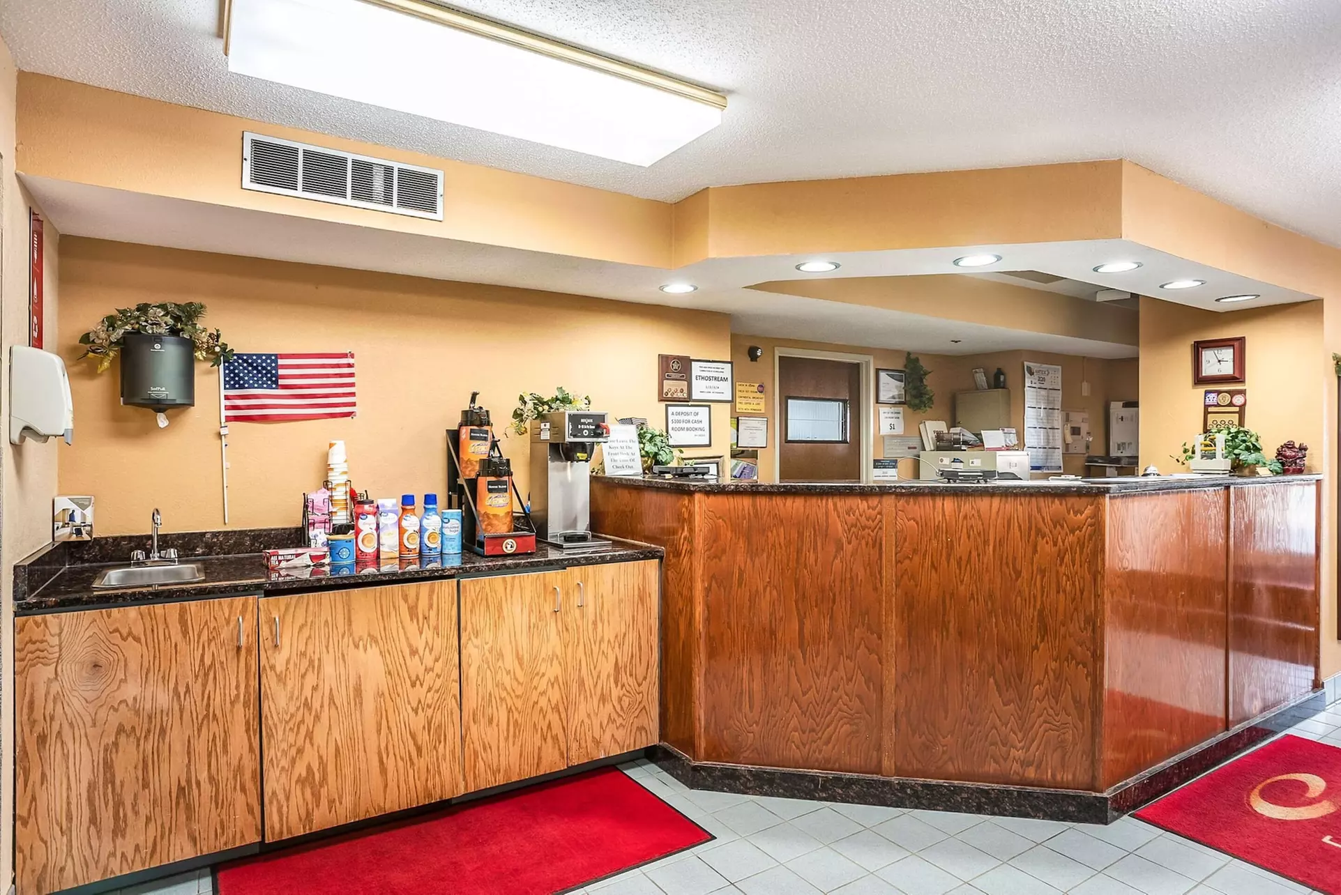 Econo Lodge Princeton - Primary Image