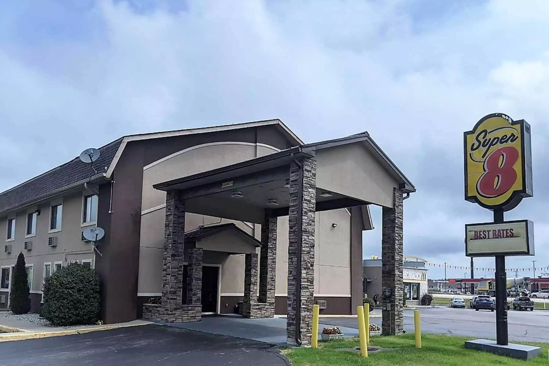 Super 8 by Wyndham Shelbyville - Primary Image