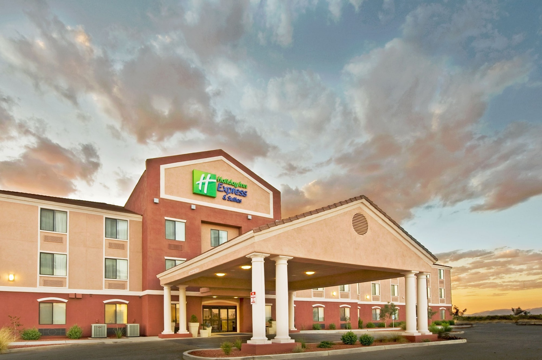 Holiday Inn Express & Suites Willcox by IHG