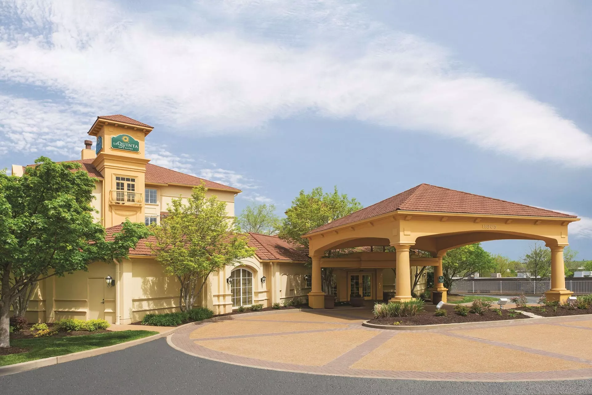 La Quinta Inn & Suites by Wyndham St. Louis Westport - Primary Image