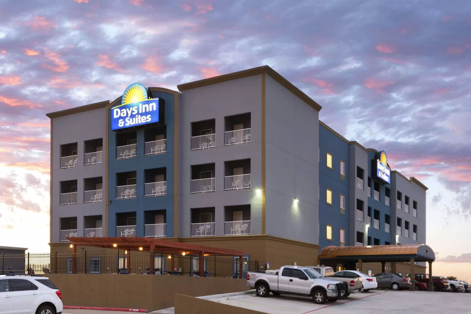 Days Inn & Suites by Wyndham Galveston West/Seawall - Primary Image
