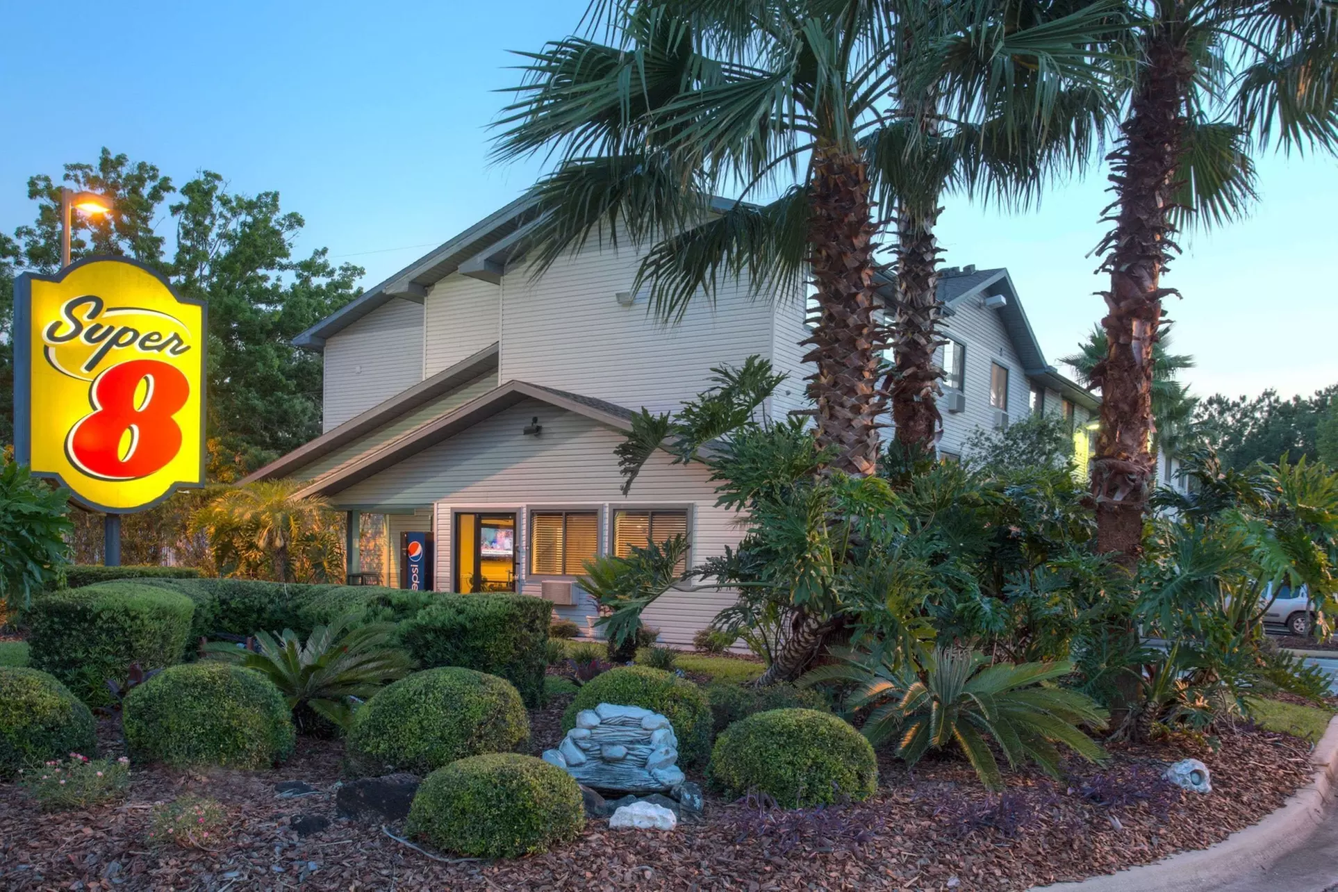 Super 8 by Wyndham Gainesville I-75 Hospital University Area - Primary Image