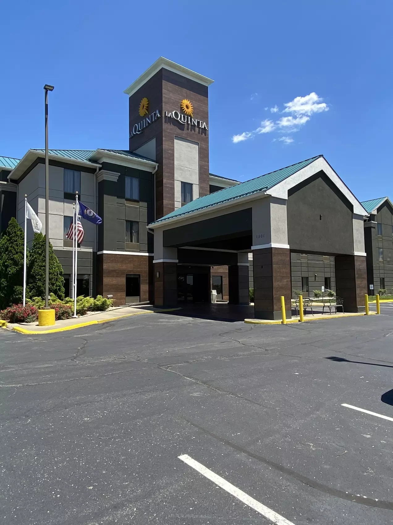 La Quinta Inn & Suites by Wyndham Louisville East - Primary Image