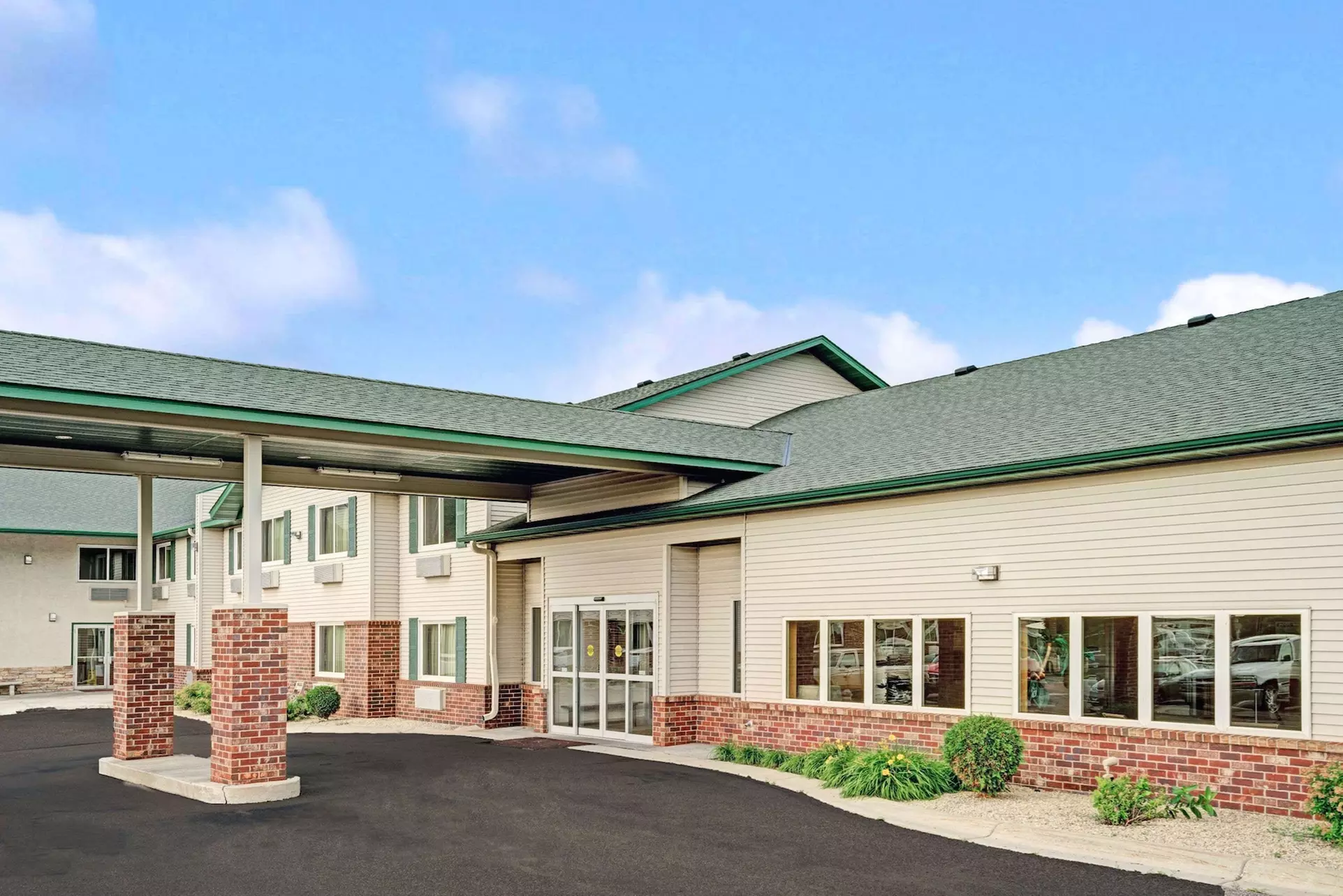 Super 8 by Wyndham Rogers Minnesota - Primary Image