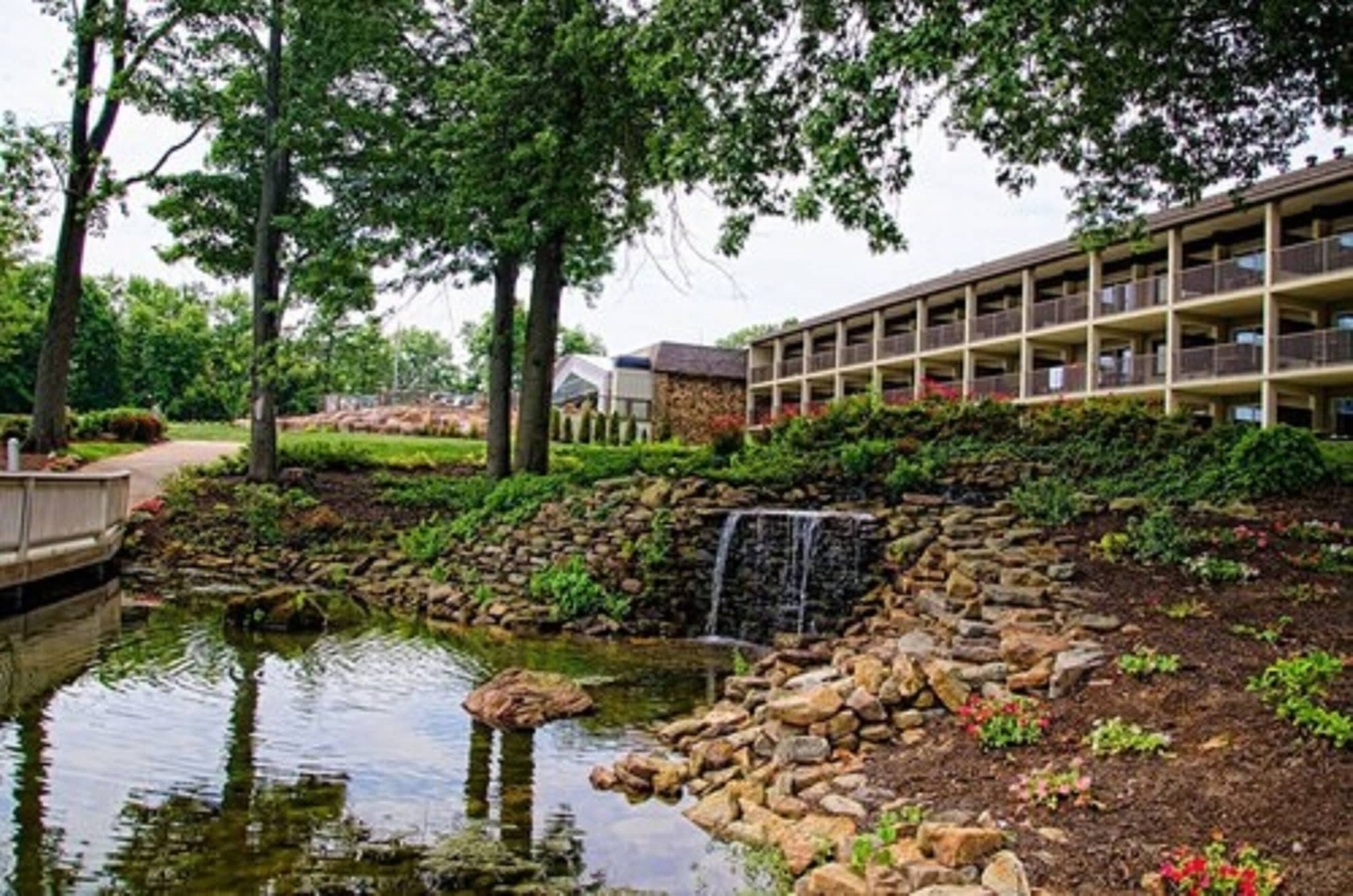 Fourwinds Lakeside Inn & Marina