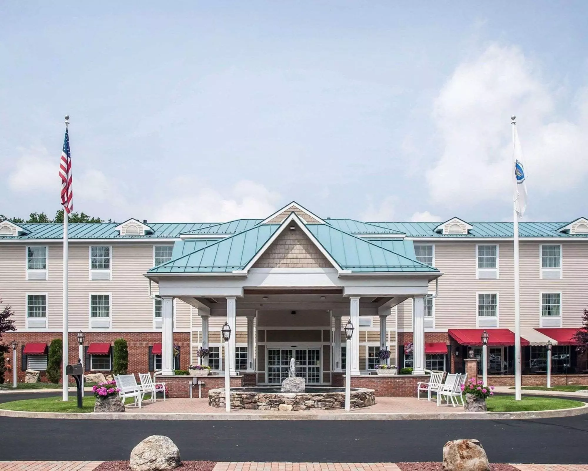 Comfort Inn & Suites Sturbridge - Brimfield - Primary Image