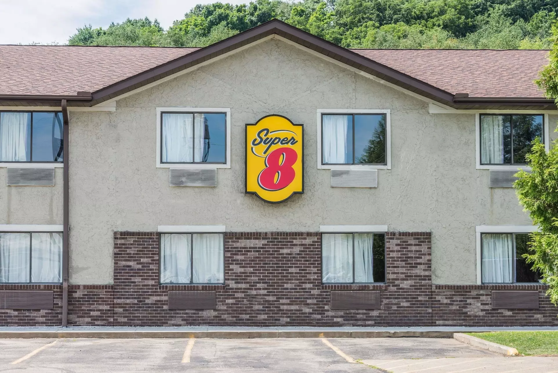 Super 8 by Wyndham Delmont - Primary Image