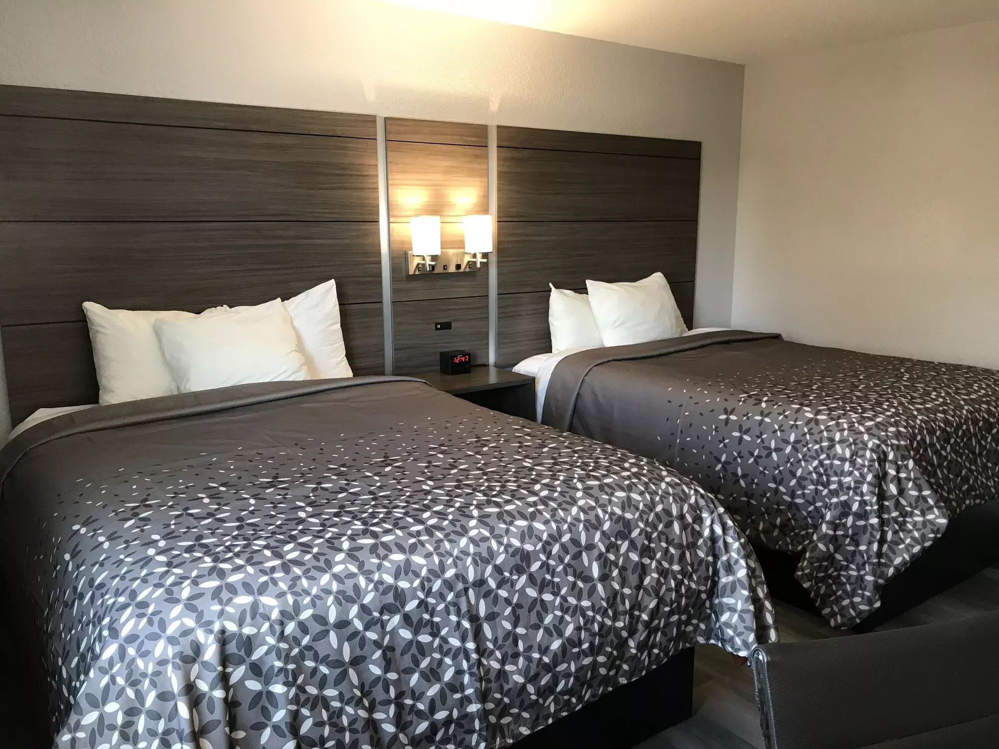 HomeTown Inn - Primary Image