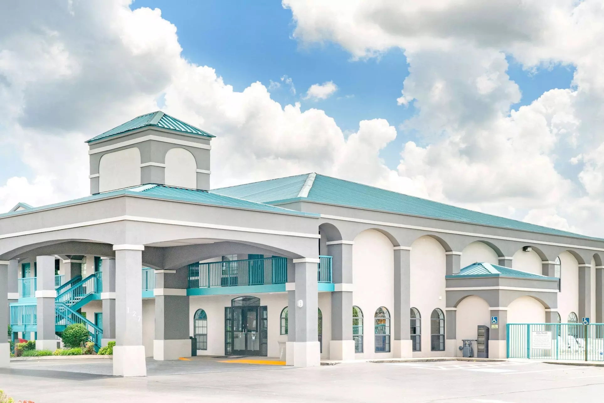 Super 8 by Wyndham Murfreesboro - Primary Image