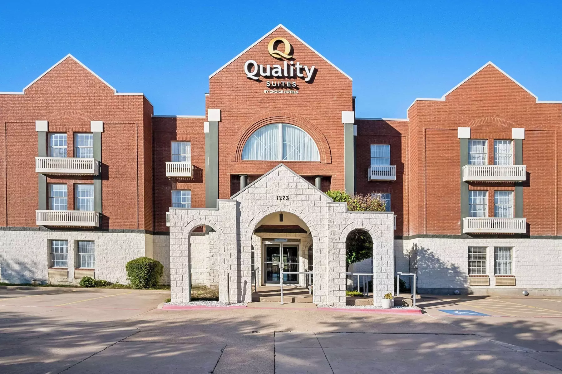 Quality Suites Irving-Las Colinas - Primary Image