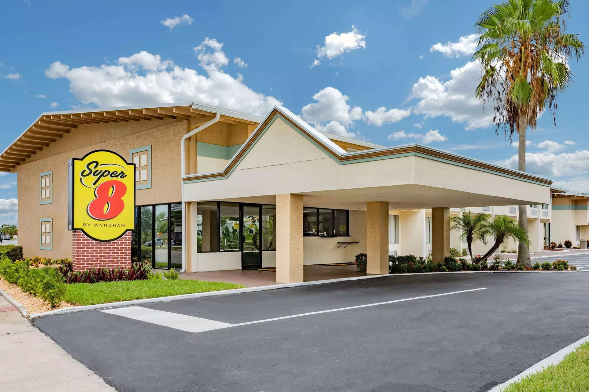 Super 8 by Wyndham Melbourne - Primary Image