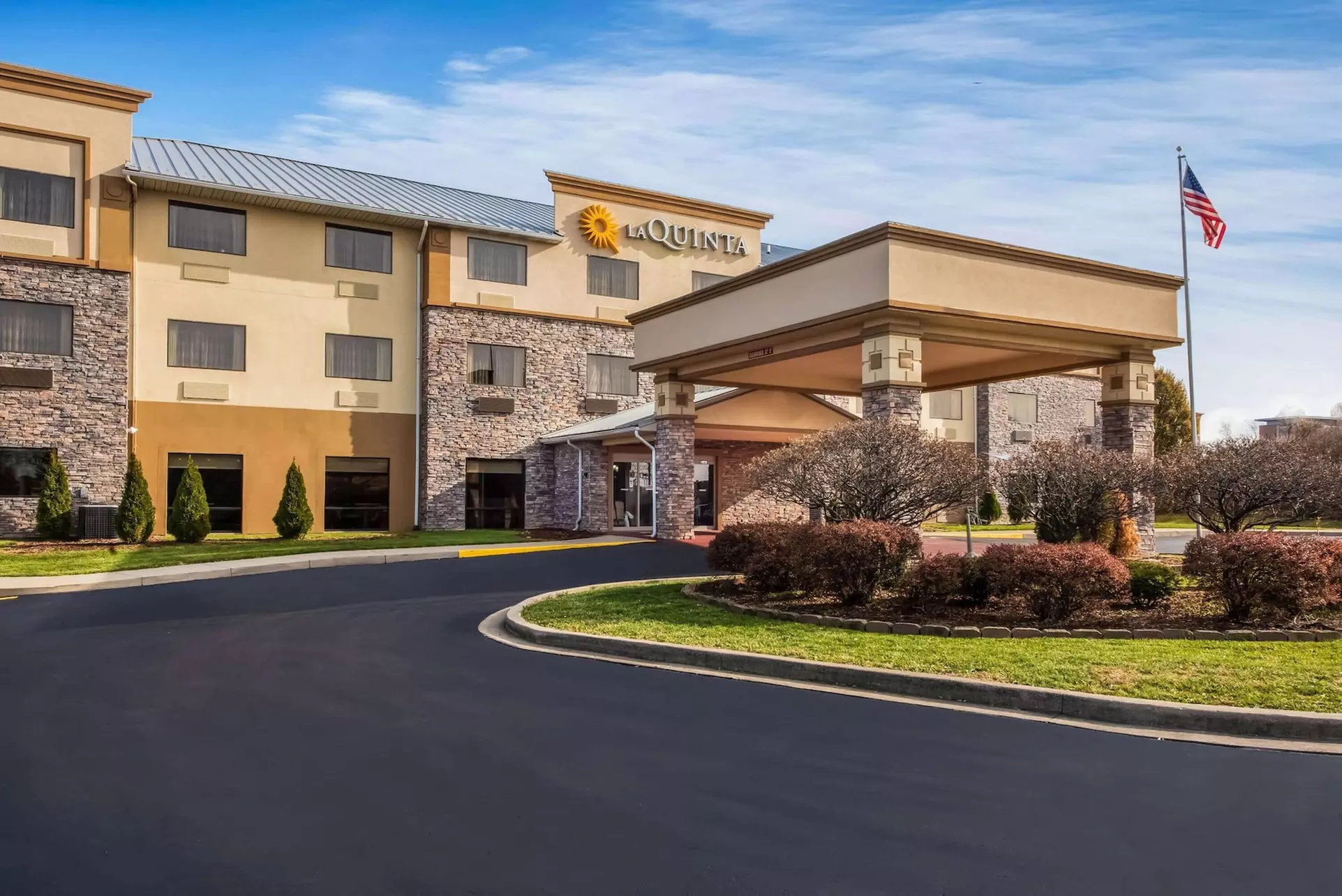 La Quinta Inn & Suites by Wyndham Fairborn Wright-Patterson - Primary Image