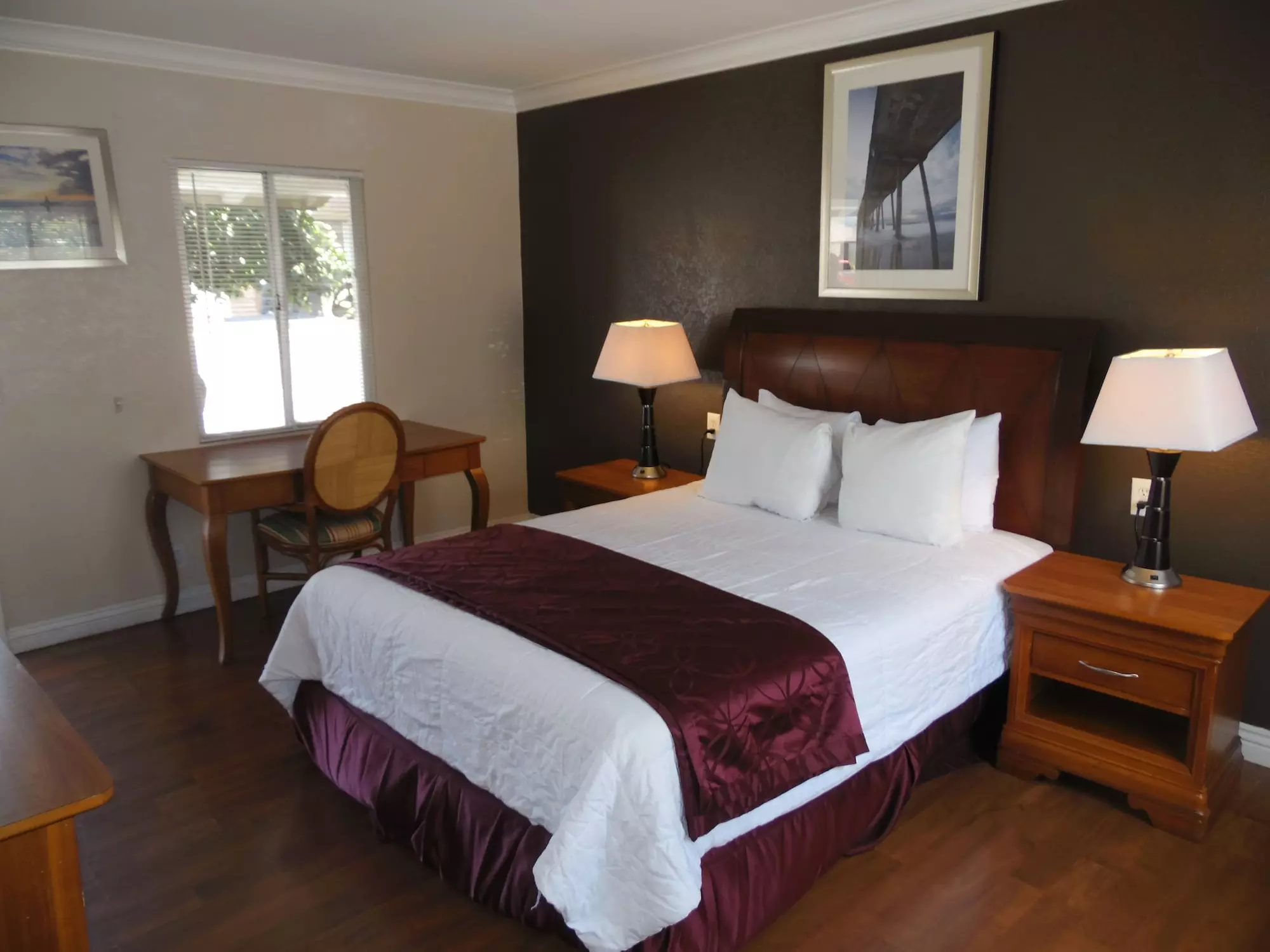 Hi-Way Host Motel - Primary Image