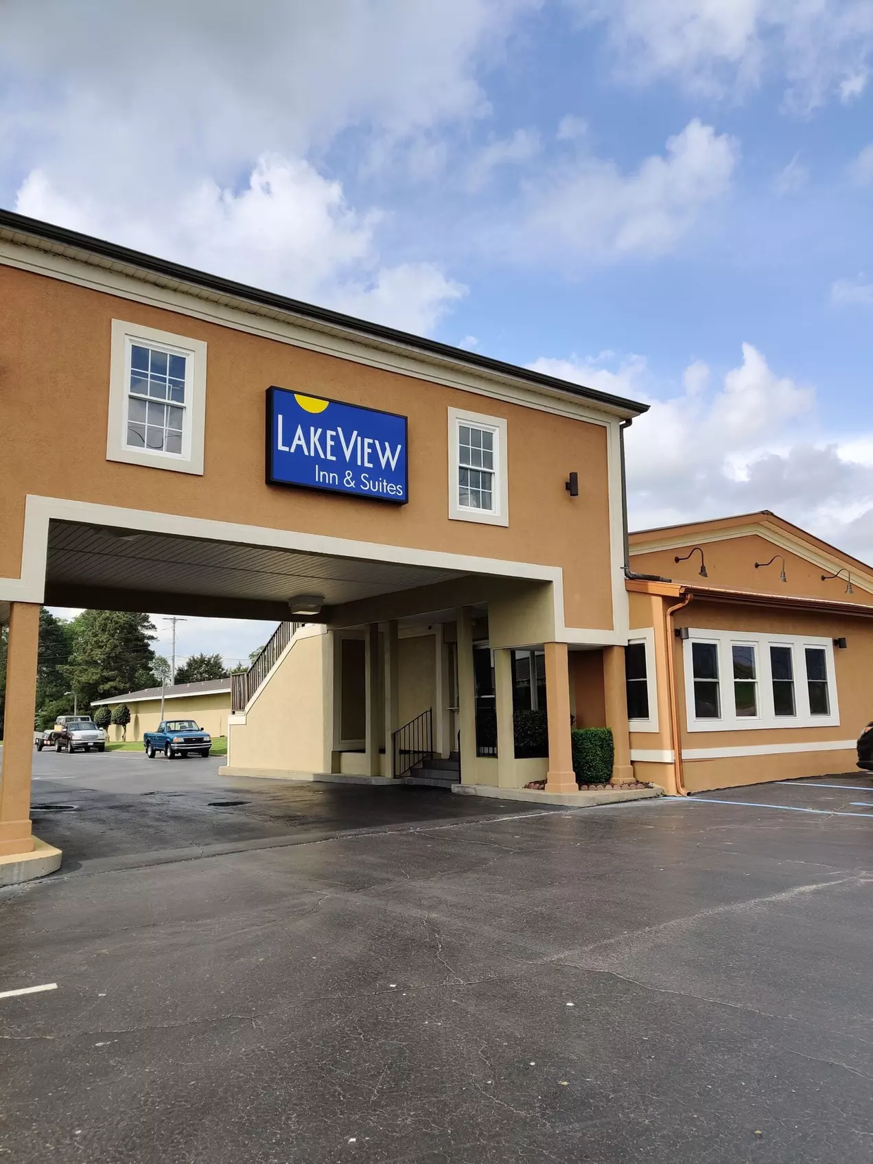 Lake View Inn & Suites - Primary Image