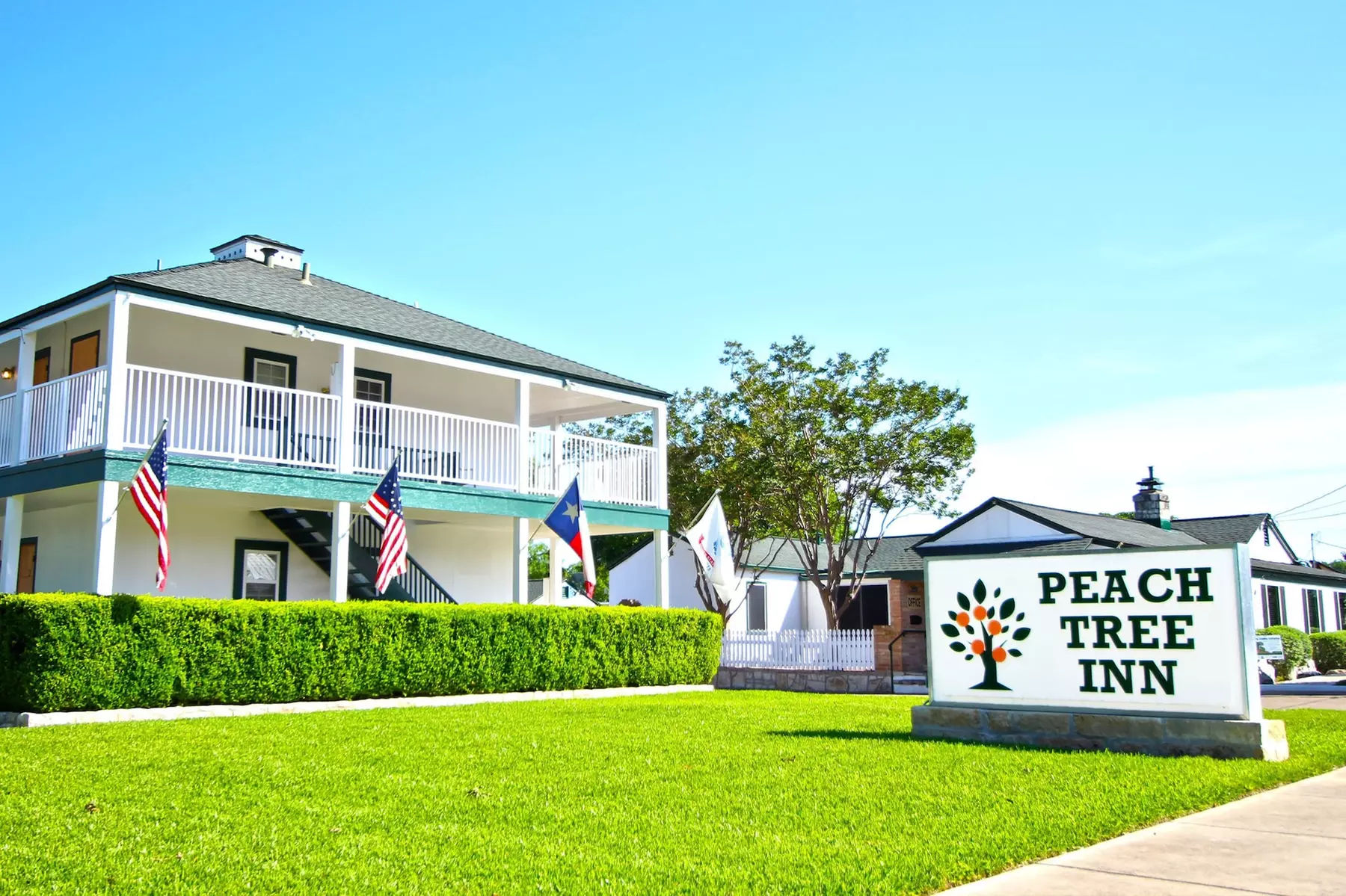 Peach Tree Inn & Suites - Primary Image