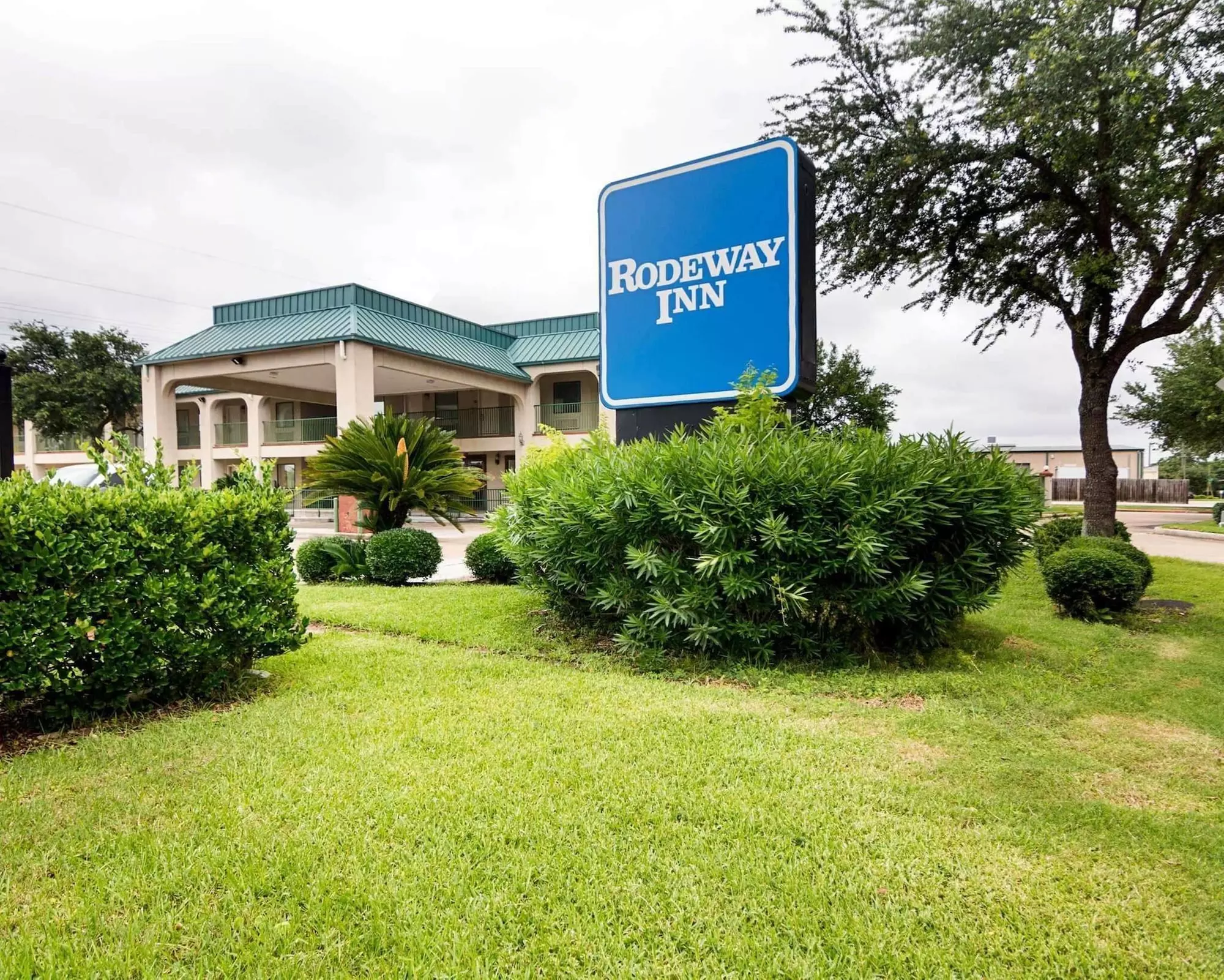 Rodeway Inn & Suites Highway 290 Northwest - Primary Image