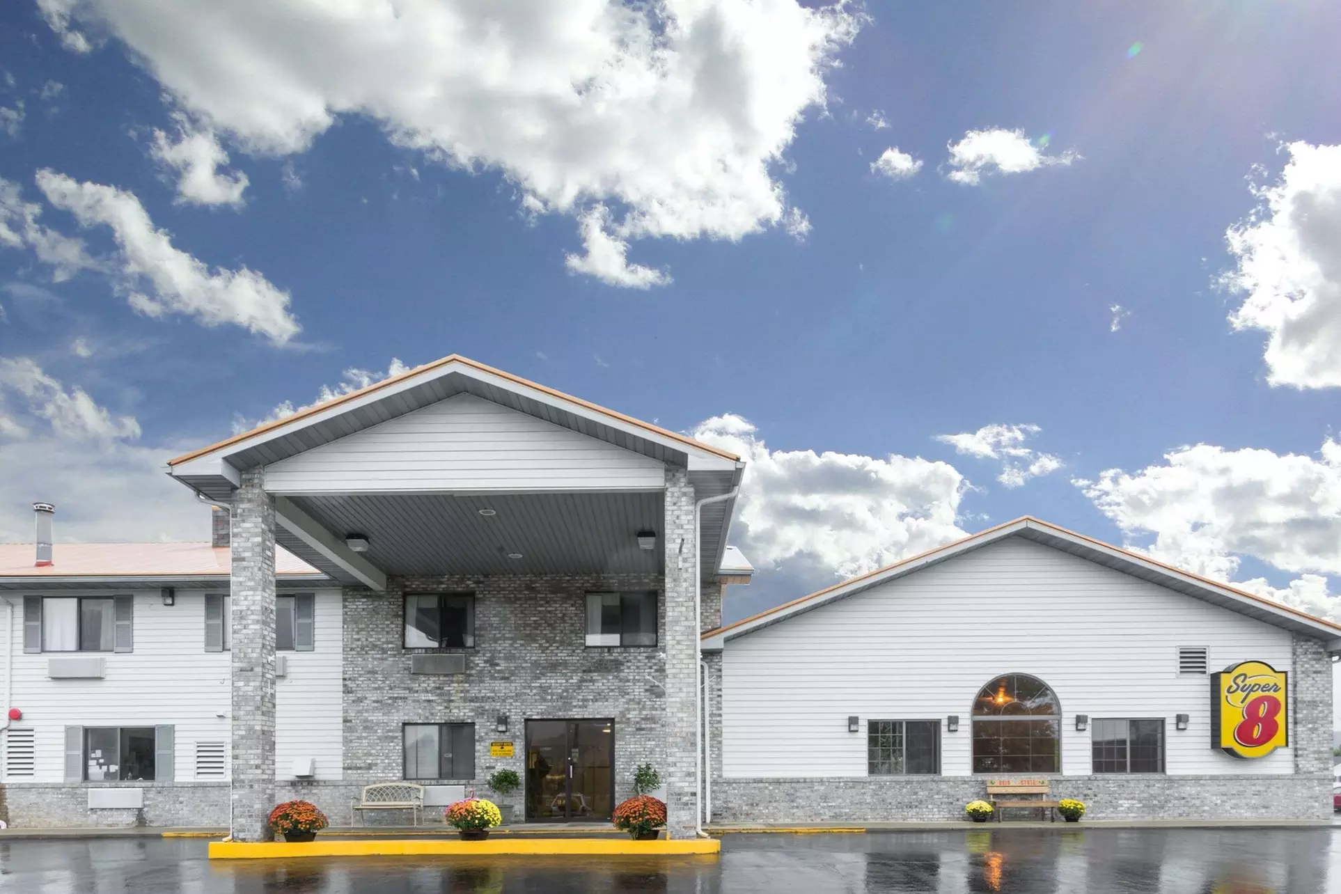 Super 8 by Wyndham Gallipolis Pt Pleasant Area - Primary Image