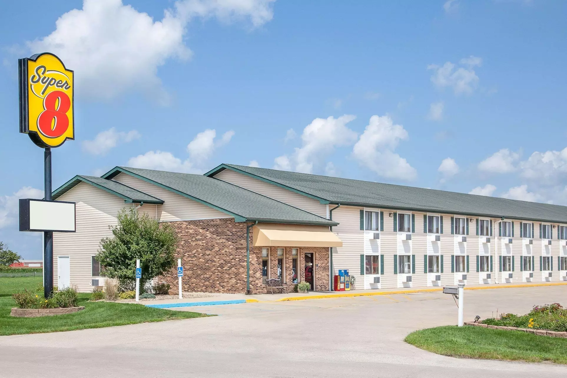 Super 8 by Wyndham Mt Pleasant - Primary Image