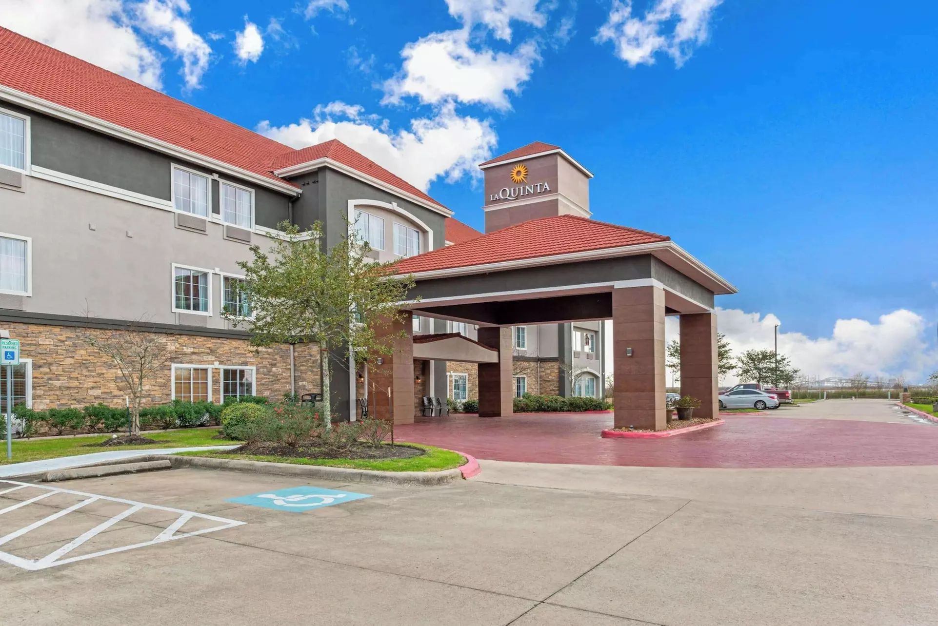 La Quinta Inn & Suites by Wyndham Bridge City - Primary Image