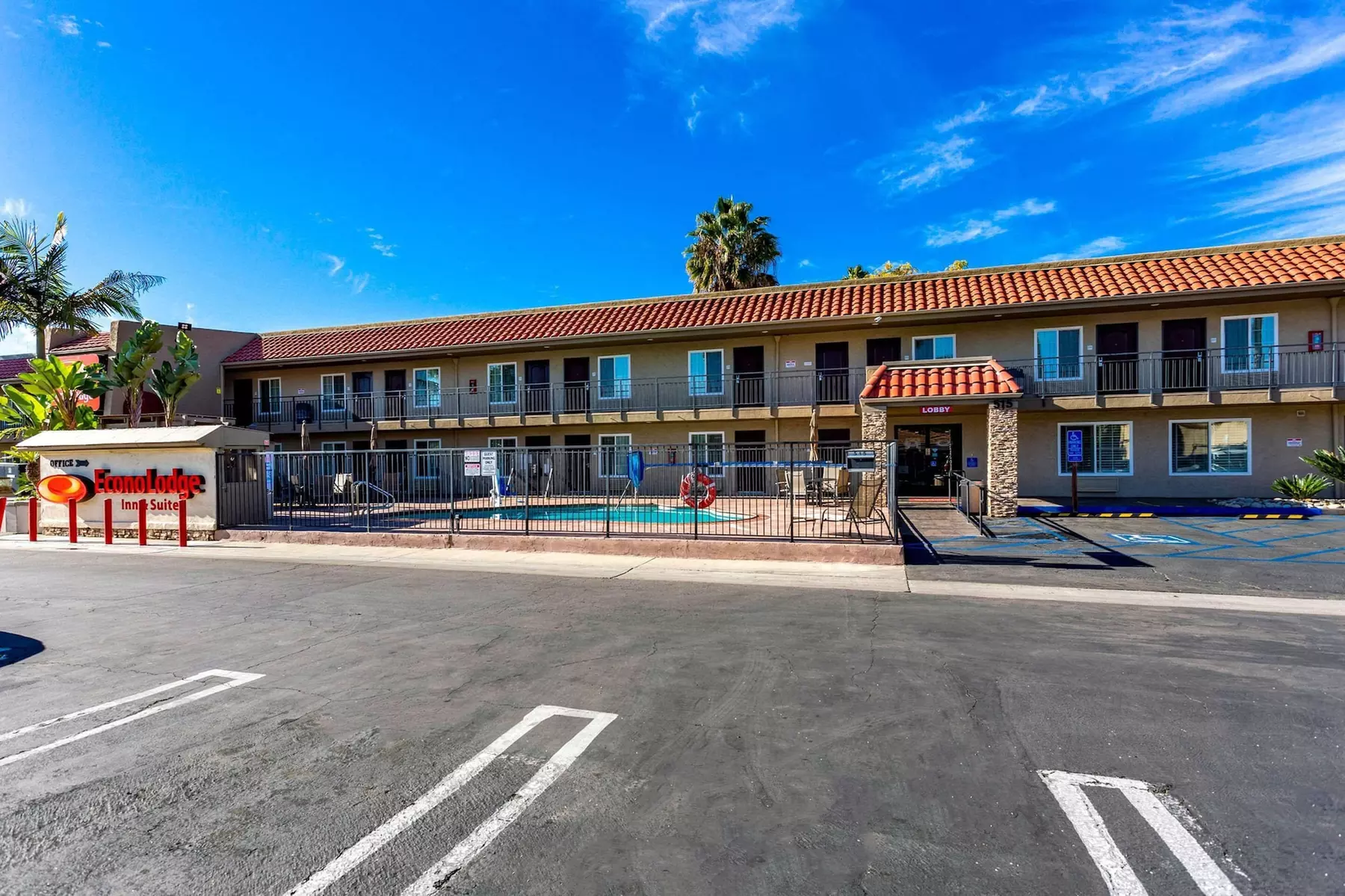 Econo Lodge Inn & Suites Escondido Downtown - Primary Image