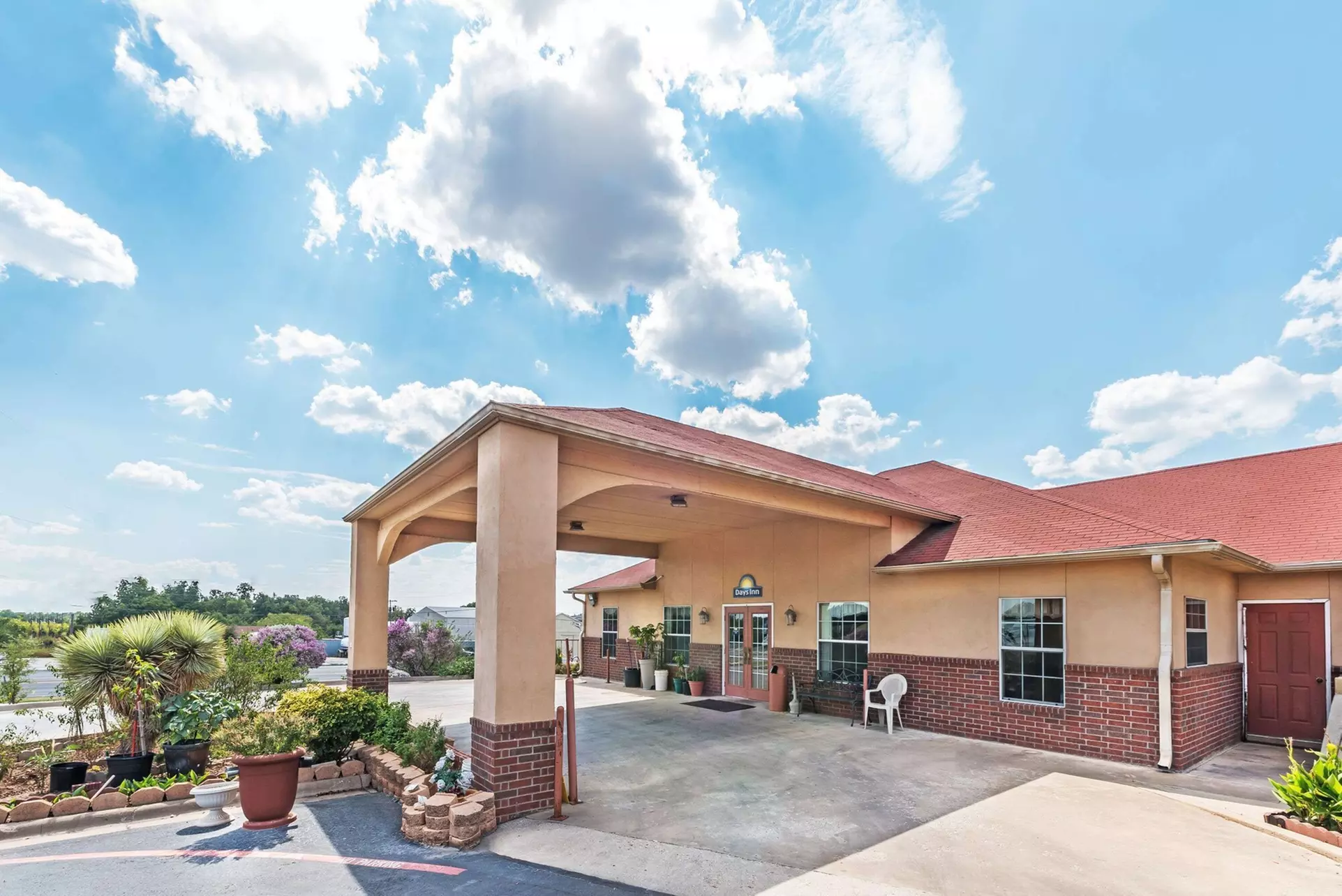 Days Inn by Wyndham Gainesville - Primary Image