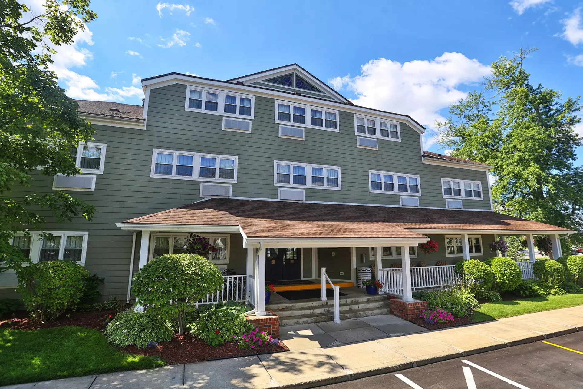 Ivy Court Inn & Suites - Primary Image