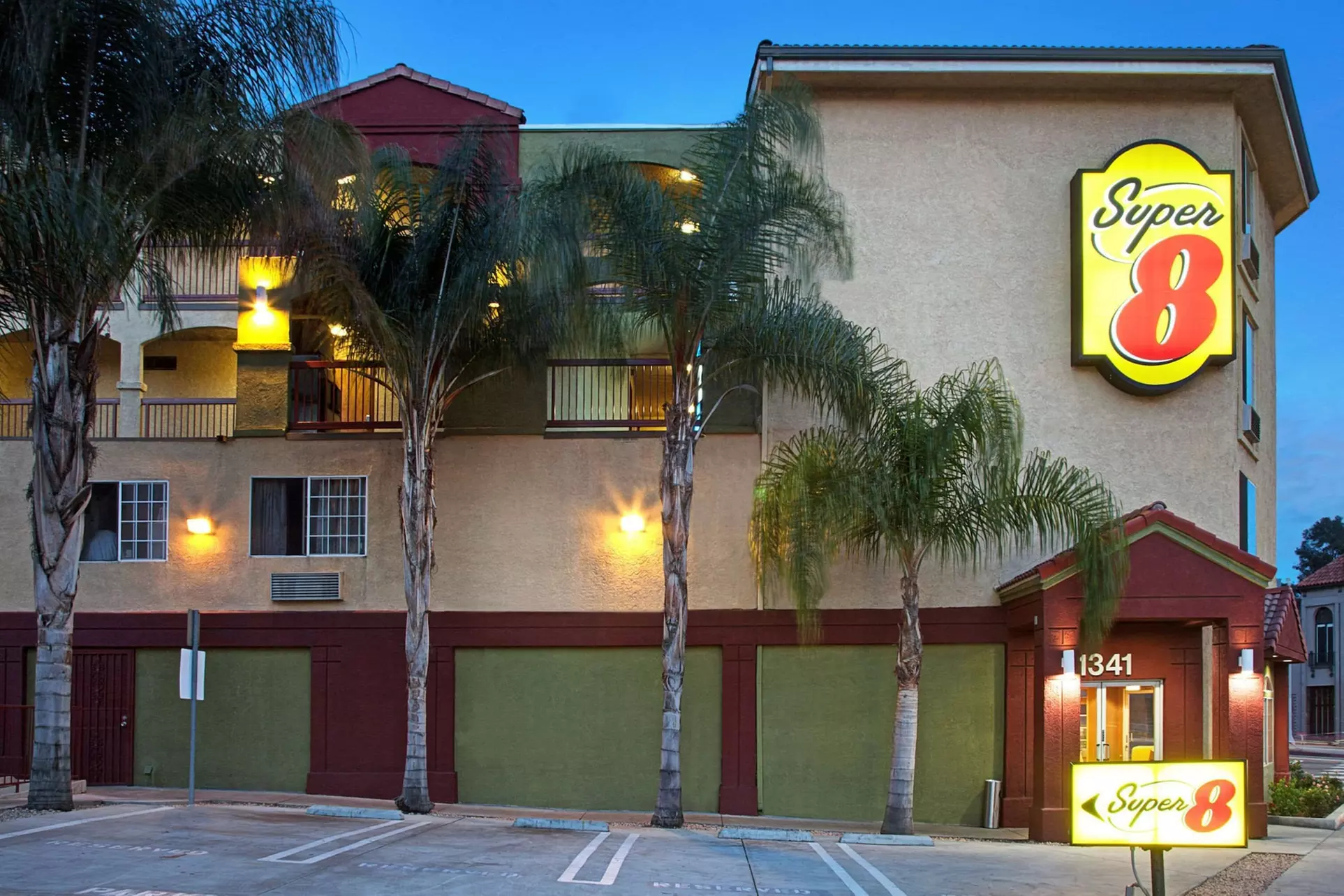 Super 8 by Wyndham Los Angeles Downtown - Primary Image