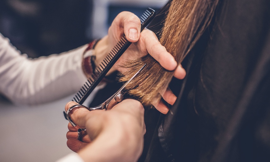 Image 1: Shampoing, coupe et brushing 