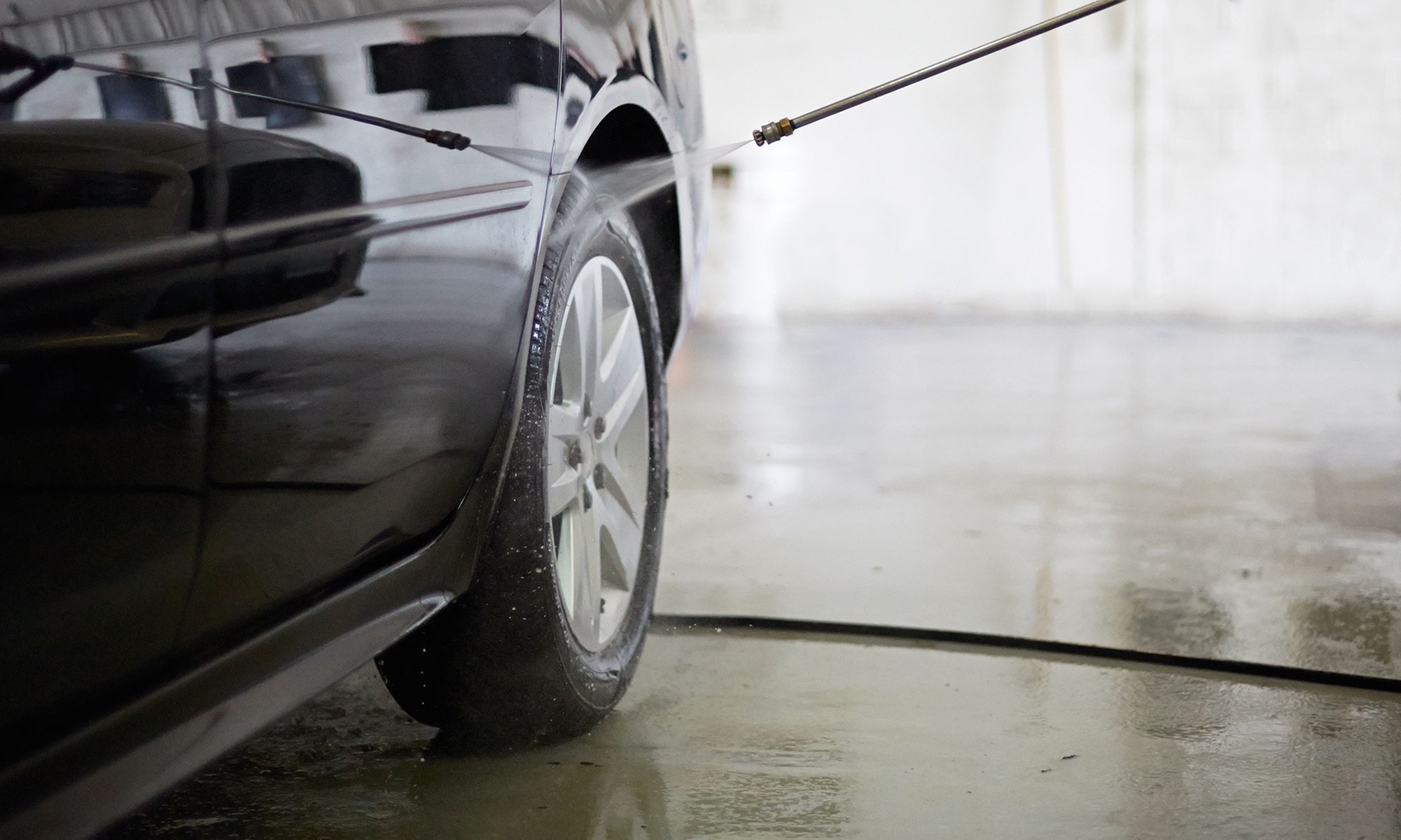 PKW-Außenwäsche & Innenreinigung (Basic) mit Lackaufbereitung