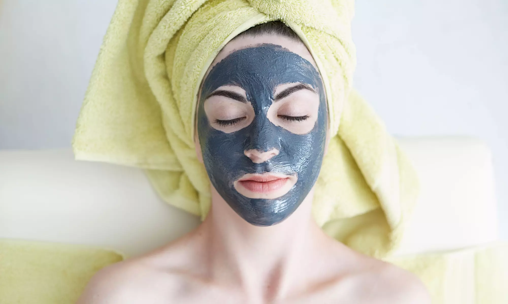 1 o 2 sesiones de tratamiento facial Hollywood Peel con mascarilla de carbón activo y láser Q-Switched al 55% - Primary Image