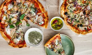 Pizza oder Pasta nach eigenen Wünschen gestalten inkl. Getränk für 1, 2 oder 4 Personen (bis zu 42% sparen)