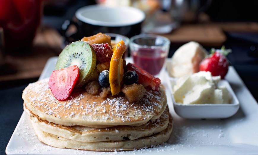 Image 13: Menú de brunch con encanto rústico con tosta, dulces y bebidas