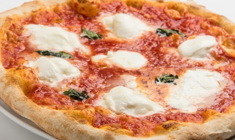 Menu pizza e bevanda a scelta per 2 o 3 persone offerto da Mastro Pizza. D'asporto