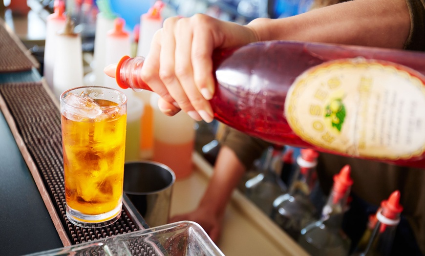 Image 1: Cocktails und Nachos mit Dips