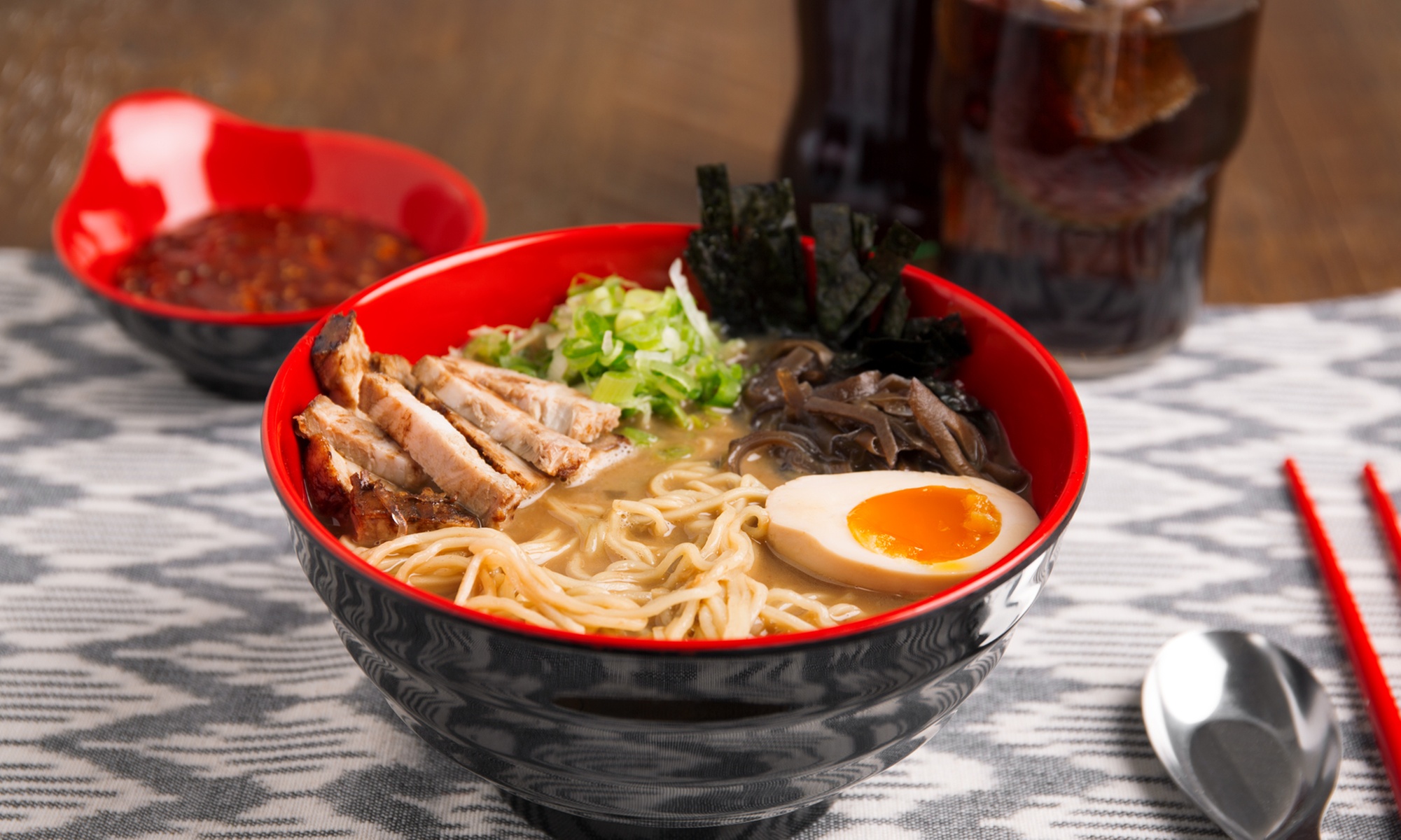 Menú asiático para 2 o 4 con entrantes, principales, postre y bebida