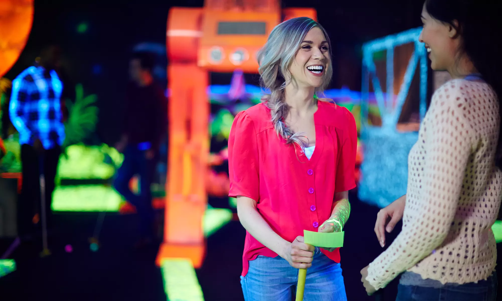 Parcours de mini-golf fluorescent 18 trous pour 2, 4, 6 ou 8 personnes avec Goolfy de Mons - Primary Image