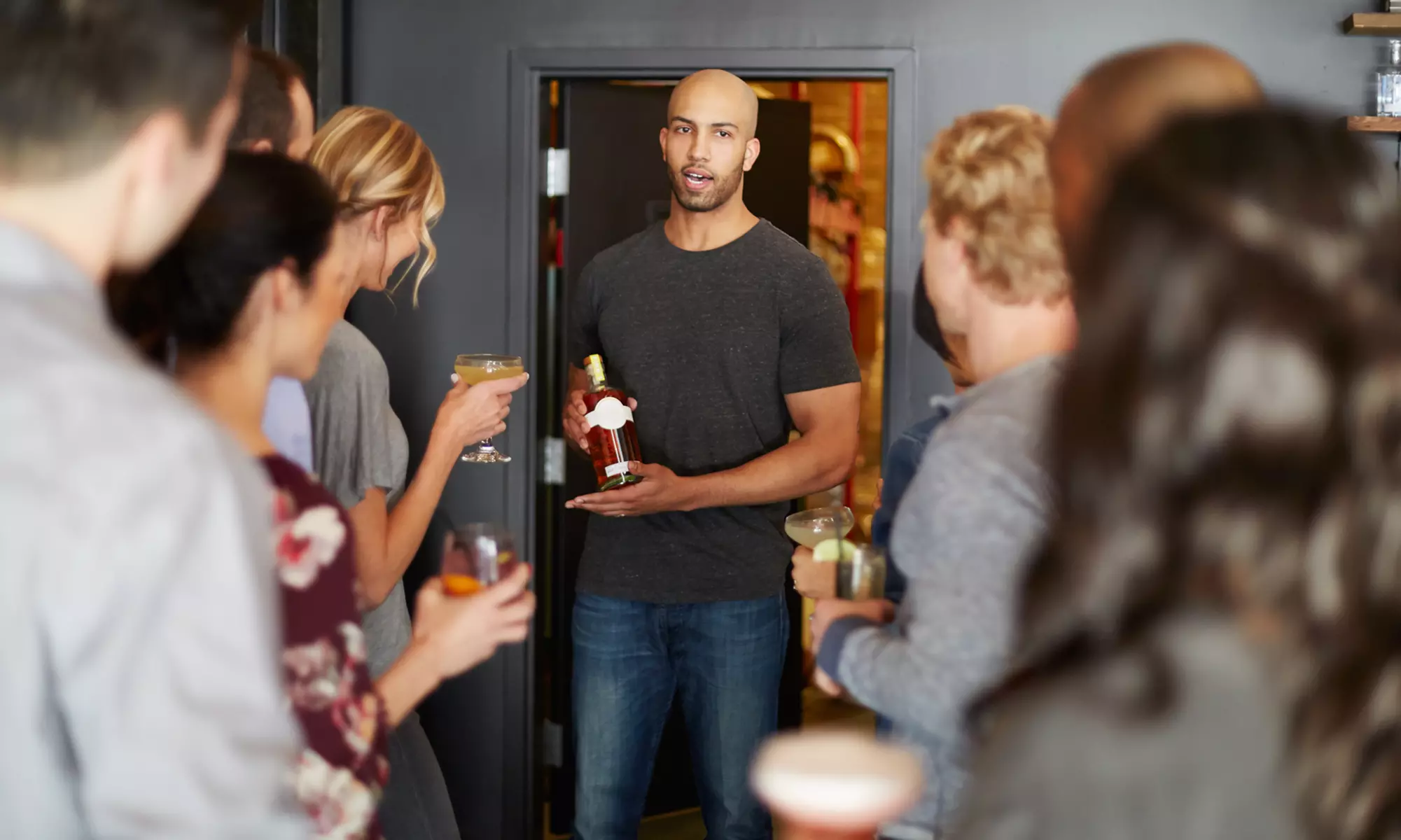 Spirituosen-Verkostung mit Oliven, Brot mit Dip und Wasser für 1-4 Personen im JuBo Weinhaus (bis zu 56% sparen) - Primary Image