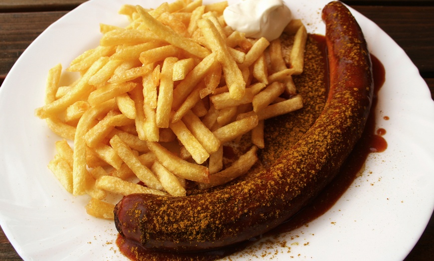 Image 1: Currywurst und Pommes