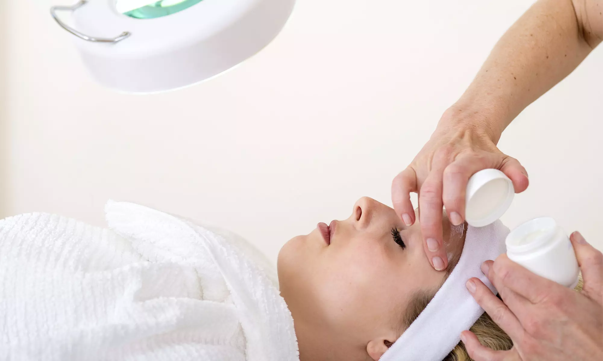 60-Minute Faith Hydration/Barrie or Oxygenceutical Brightening/Acne Control Facial at Klinik Ka Aesthetic Clinic - Primary Image