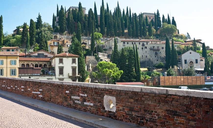 Image 2: Verona 4*: camera matrimoniale con degustazione vino e olio e tagliere