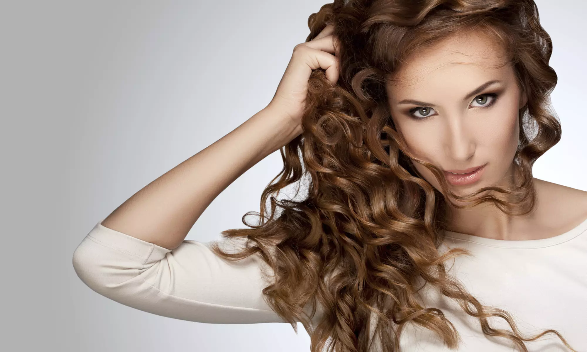 Peluquería para cabellos rizados con lavado, hidratación y corte o tratamiento curly con descuento de hasta 58% - Primary Image
