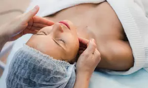 Limpieza facial con masaje kobido, electroestimulación o radiofrecuencia y opción a peeling y dermapen, para 1 persona
