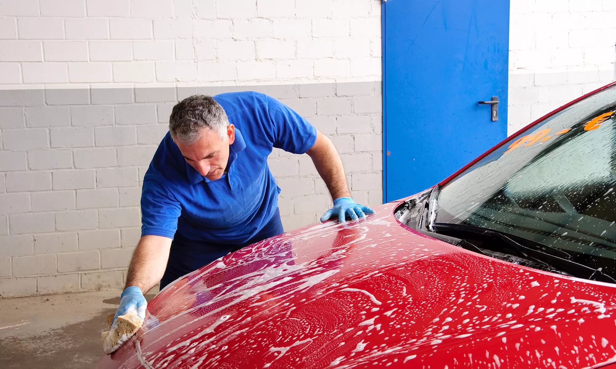 Nettoyage voiture intérieur / extérieur, formule express ou premium avec shampouinage (jusqu'à 34% de réduction) - Primary Image